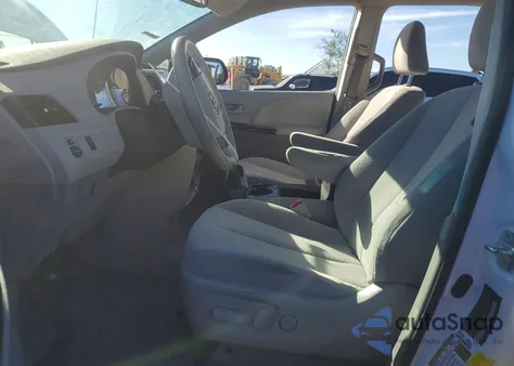 2014 Toyota Sienna Le 8-Passenger z USA, uszkodzony, nr VIN 5TDKK3DC2ES520701